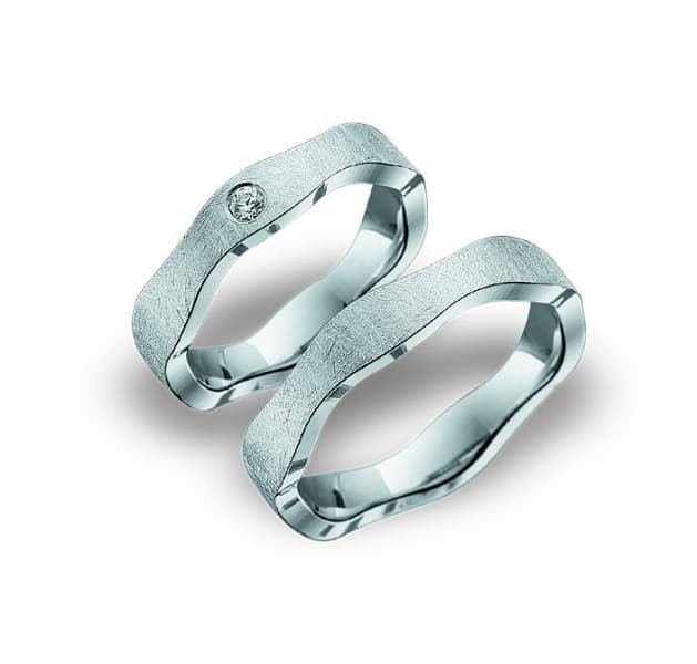 Trauringpaar Blumer Wave — eismattierte Welle aus Schweizer Edelmetall